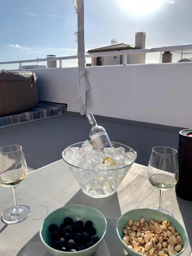 Sonne & Meerblick Aus 40 Grad Heissem Whirlpool Geniessen - Zentral Am Hafen Und Dennoch Ruhig Кала-Ратхада Екстер'єр фото